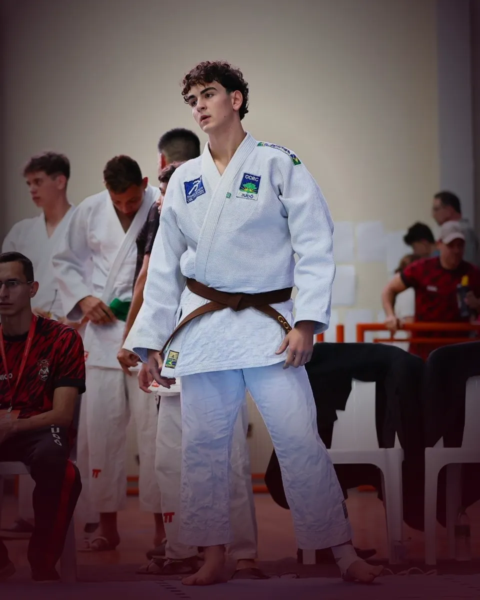 Pedro Gozetto, judoca faixa marrom, de judogi no tatame
